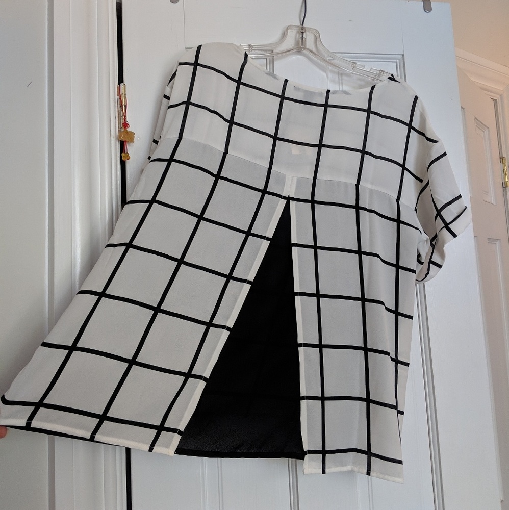 ✨👕 F21 B+W Geo Top NWT👕😍